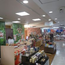 トマト系物産の専門土産店あり