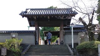 四十七士の墓所の入口にある門は浅野家の鉄砲洲にあった上屋敷の門を移設したもの