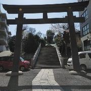 白鳳時代に創建されたという白金氷川神社は北にある武蔵の國の一宮向かって建っています。