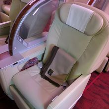 機材はB777-200、ファーストクラスシートの質感は高いで