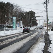 空港ターミナルビルから直ぐの交差点角です