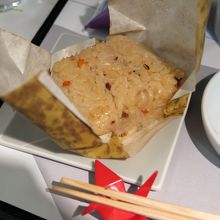 豚肉入り炊き込みご飯、ちゃんと熱々で給されるのが凄いです