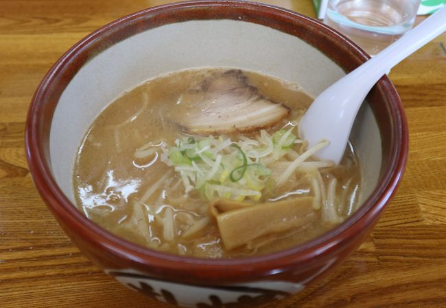 国道沿いの踏切のすぐそばのラーメン屋さん