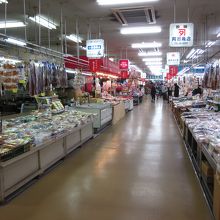 乾物屋がぎっしりと並んでます