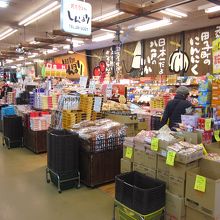 土産物と菓子がいっぱい！