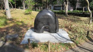 非常に独特な形のうえ光沢のある石碑が建ててあります