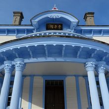 開拓使の赤い五綾星が輝きます