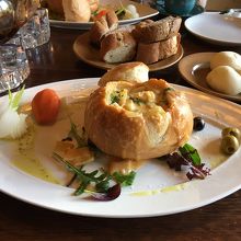 奥にあるパンはお代わり自由。でも最初のサーブで充分