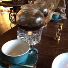 紅茶。濃くなったら追加でお湯を指してもらいましょう。