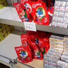 広島カープデザインの「カープチロル」などの限定品が豊富