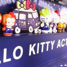 車内にキティちゃんなどサンリオのキャラが並ぶフォトスポットが
