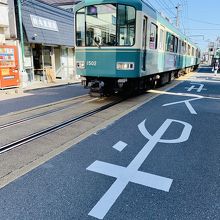 一般道を走る江ノ電