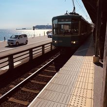 江ノ島と駅と江ノ電