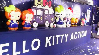 キティちゃんとコラボしてレトロ車両が不思議な雰囲気に