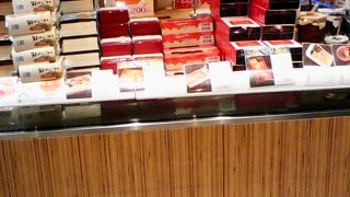 厨房スペースでの実演販売も見ものです