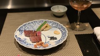 目の前で焼いてくれるカウンター席がオススメ
