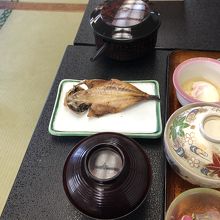 朝食のは干物もつきます