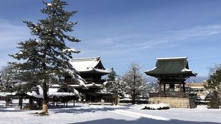 木彫り彫刻のお寺