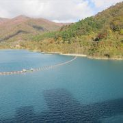 四万温泉街の奥にある人造湖．紅葉が綺麗でした