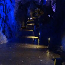 この通路は、まだ広いほう