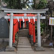 鳩森八幡神社の境内にあり