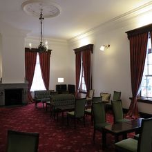 1階右手の「會喰所」、各部屋のシャンデリア吊元の鏝絵は必見