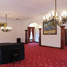 2階には舞踏会も開かれていた「広間」、署は三条実美