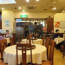 店内はほどほどの高級感があります