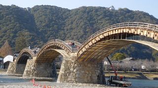 美しい5連アーチの木造橋