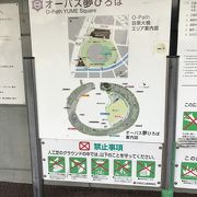 子供たちがサッカーで遊んでいました