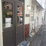 落ちつくウッディーな店内