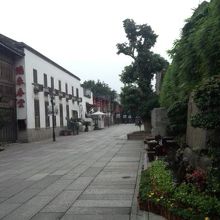 早朝は静かな感じです。