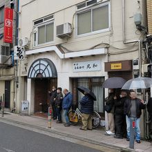 開店前、小雨でしたが行列ができていました