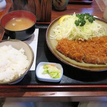 ロースかつ定食、文句なく美味しいです