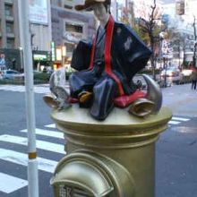 侍っぽい人形が乗った金色のポストがあり目を惹きます