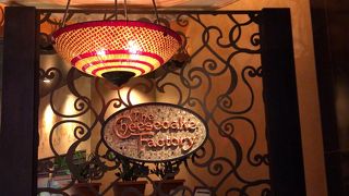 アメリカと同じボリュームの料理、同じ甘々のケーキ。