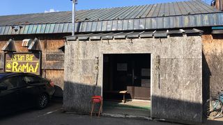 倉庫のような外観