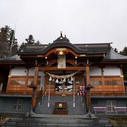 大きな鳥居のある神社
