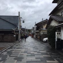 両側ににぎやかな商店が続く