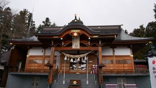 大きな鳥居のある神社