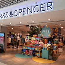 冬物一掃セールとイースター・セールをしていたファッション部門