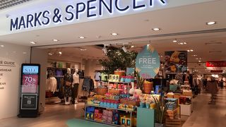 イギリス発のマークス＆スペンサー（M&S)は、ファッションと食品のお店