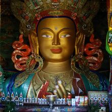 窓から街を一望して、守ってくださっている感じです