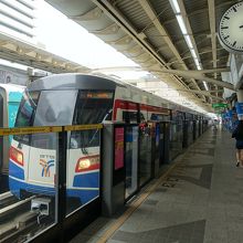 ホームドアが設置されてる