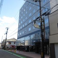 ホテル前通りから見るホテル外観