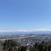 富山市内と立山連峰