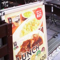 併設のレストランではランチなどを格安で提供。オープン席あり