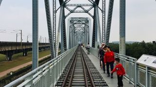 台鉄「九曲堂」駅からのんびり歩いて２０分ほどでした。高屏渓旧鉄橋の天空歩道はお勧めです。