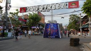 にぎやかな通り