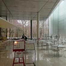 ポーラ美術館内のムードの中、外の景色を楽しみながらカフェ休憩